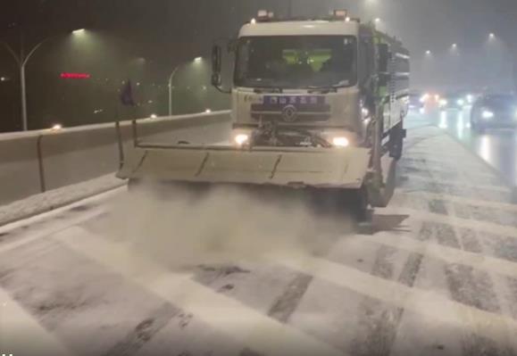 一场降雪潍坊市民仍能有序出行 原来环卫工人忙了整整一夜